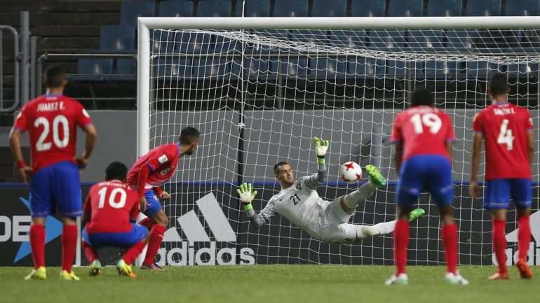 Foi quase, quase, mas não deu: Diogo Costa ainda tocou na bola mas penálti da Costa Rica entrou mesmo e deu o empate