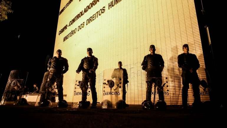 A decisão aconteceu menos de 24 horas após a assinatura do decreto, que determinou o envio de tropas de militares para proteger edifícios públicos