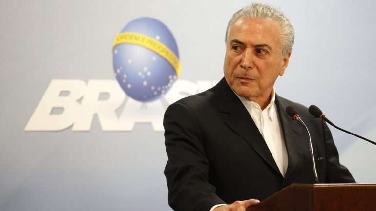 Militares do exército e fuzileiros navais tinham sido colocados a vigiar os ministérios durante a noite, mas o decreto vou revogado esta quinta-feira e as tropas retiraram-se