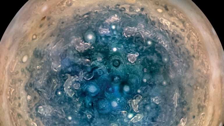 A missão da Juno procura construir o mapa do interior do planeta