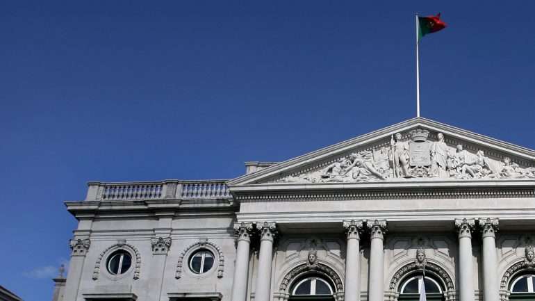 Novo serviço de análise do impacto legislativo assegurado por quatro estagiários não remunerados e dois consultores
