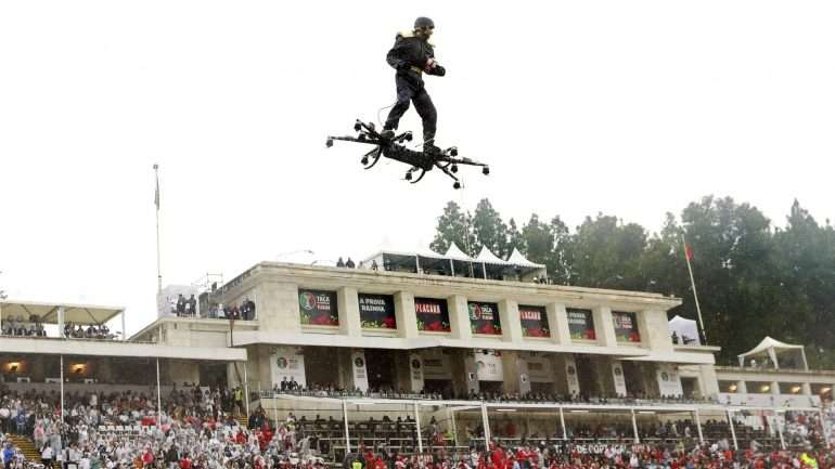 E de repente olhamos para o ar e... lá aparece um drone com a bola da final da Taça de Portugal