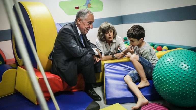 O Presidente da República falava aos jornalistas depois de visitar o Hospital Garcia de Orta, em Almada
