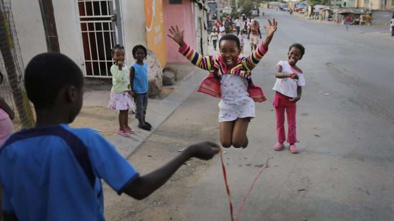 Para o responsável da Proteção Infantil da organização, &quot;a prioridade é evitar o acolhimento institucional&quot; e manter as crianças com as suas famílias, &quot;especialmente nos primeiros anos&quot;