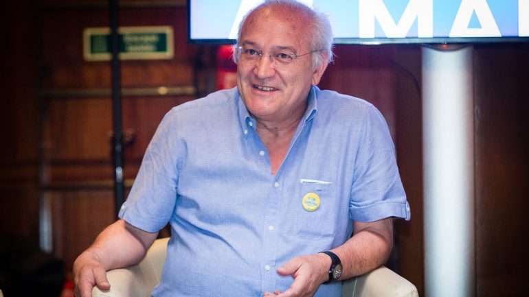 Presidente da câmara de Almada, Joaquim Judas (CDU), em 2015, durante apresentação do Festival Sol da Caparica