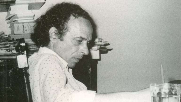 António José Forte à secretária
