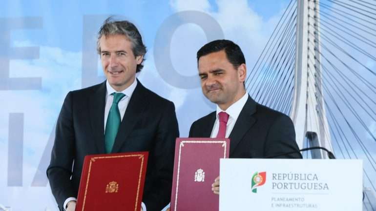 Pedro Marques participou esta segunda-feira, no Algarve, na cerimónia de apresentação da empreitada de requalificação da ponte que liga o Algarve e a região espanhola da Andaluzia, ao lado do ministro do Fomento de Espanha, Iñigo de la Serna, e da ministra espanhola do Emprego e Segurança Social, Fatima Báñez