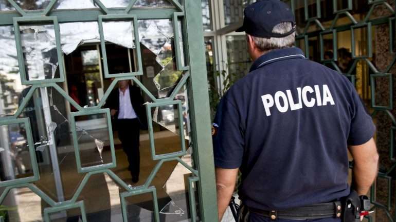 Foram apreendidas várias gramas de droga, armas de fogo, telemóveis, preservativos e computadores