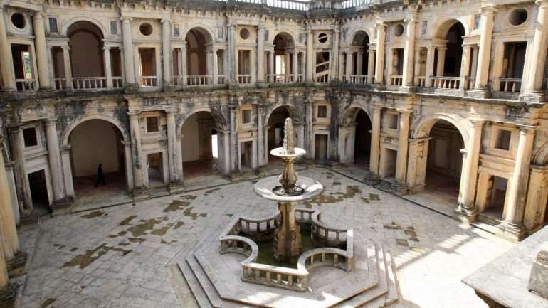 Em causa estão alegados estragos causados no Convento de Cristo, monumento nacional e Património Mundial da UNESCO, durante a rodagem do filme e denunciados numa reportagem da RTP emitida na sexta-feira