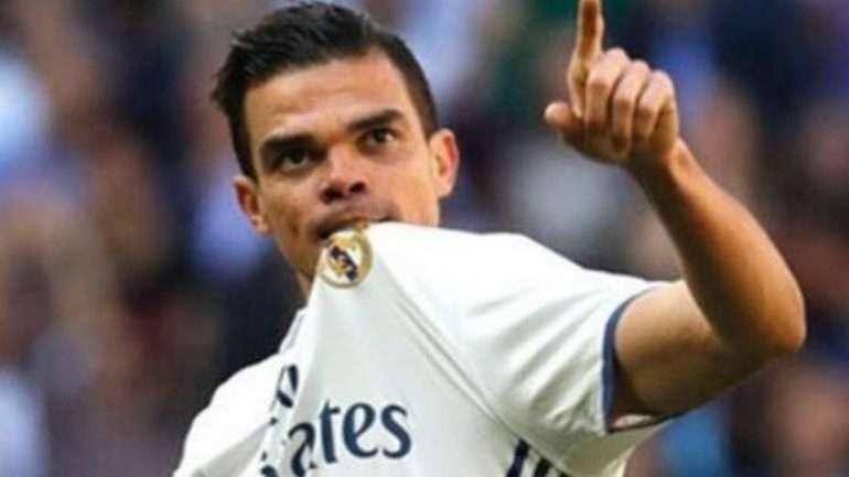 "Hoje, 10 anos depois, tenho de me despedir e deixar de vestir este escudo", escreveu Pepe