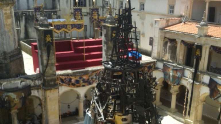 Foi colocada uma pira no centro de um dos claustros para simular uma fogueira, mas nunca foi acendida na totalidade, explica ao Observador o arquiteto Álvaro Barbosa, um dos responsáveis do Convento de Cristo