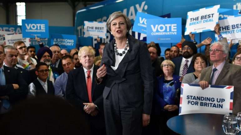 May discursava durante um comício em Slough, uma cidade no sul de Inglaterra, a dois dias das eleições