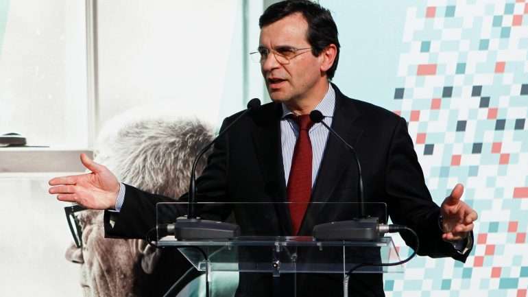 É preciso acabar com um modelo "desarticulado e mercantil" e dependente de "agentes estranhos ao SNS", defende o ministro