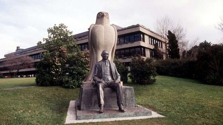 Fundação Calouste Gulbenkian é uma instituição sem fins lucrativos criada com bens do mecenas arménio Calouste Gulbenkian (1869-1955), legados a Portugal sob a forma de fundação, cujas principais atividades são exercidas em quatro áreas estatutárias: arte, beneficência, educação e ciência