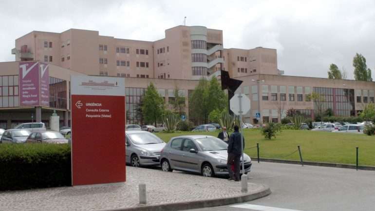 Este hospital depara-se ainda com uma ameaça de ter os blocos de parto paralisados a partir de julho, uma vez que os enfermeiros especialistas (obstetrícia) ameaçam parar se não forem remunerados de acordo com esta especialização