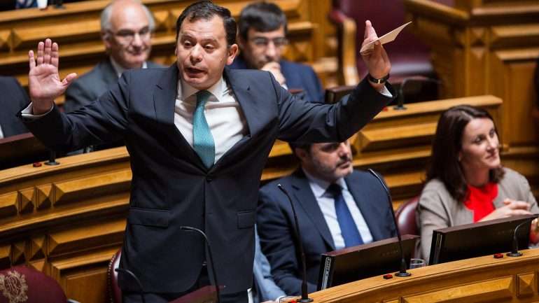 Luís Montenegro reclama que a decisão é ilegal e quer o Governo a explicá-la no plenário já no início da semana