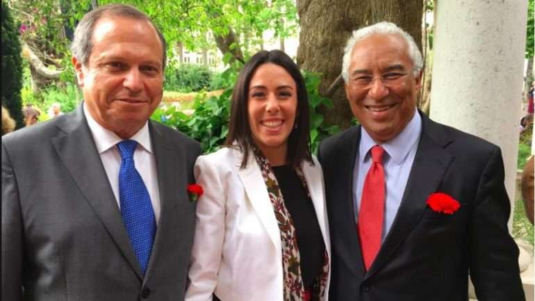 Carlos César com a sobrinha Inês e com António Costa nos jardins de São Bento no 25 de Abril (Foto pública da página de Facebook de Patrocínia César)