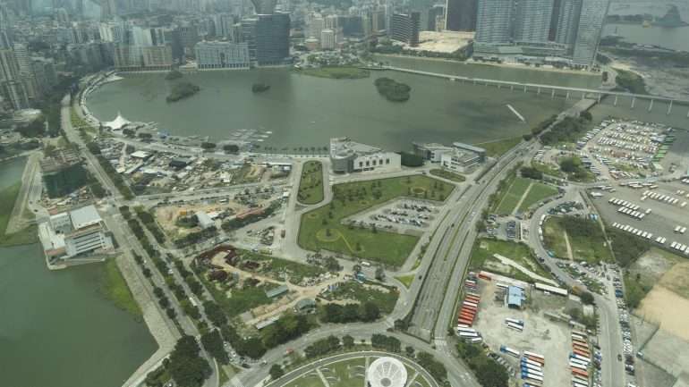 Segundo o Observatório de Hong Kong, o Merbok deve tocar a terra a uma distância de 50 quilómetros da antiga colónia britânica