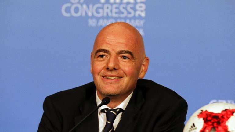 "Foi uma grande oportunidade para os árbitros testarem o protocolo", garantiu Infantino