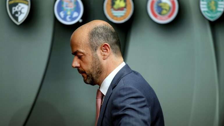 O dirigente 'encarnado' terá remetido a questão para o então presidente da LPFP: "Mário, a ser verdade, o homem é feio ou incompetente? É o único que não fez jogos da I Liga. Já foi 11 vezes a Chaves. Qualquer dia é treinador do Chaves"