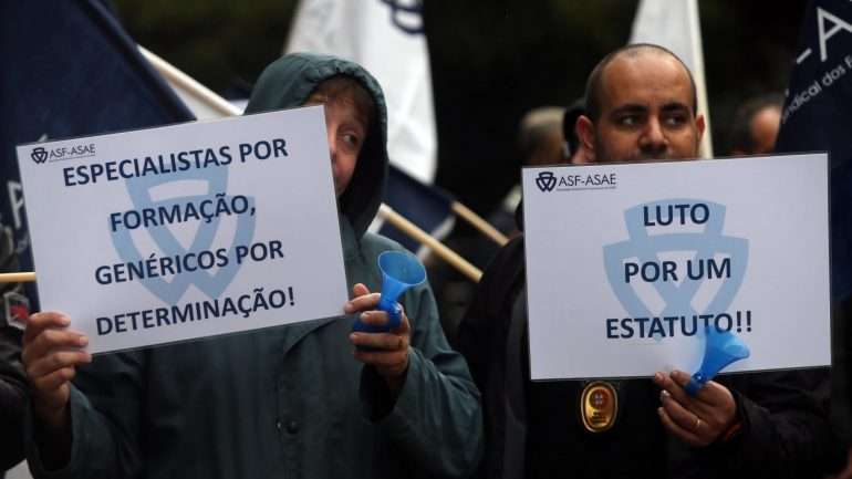O sindicato refere ainda que o Governo se recusa a apresentar uma proposta de estatuto de carreira "válida, digna e completa"