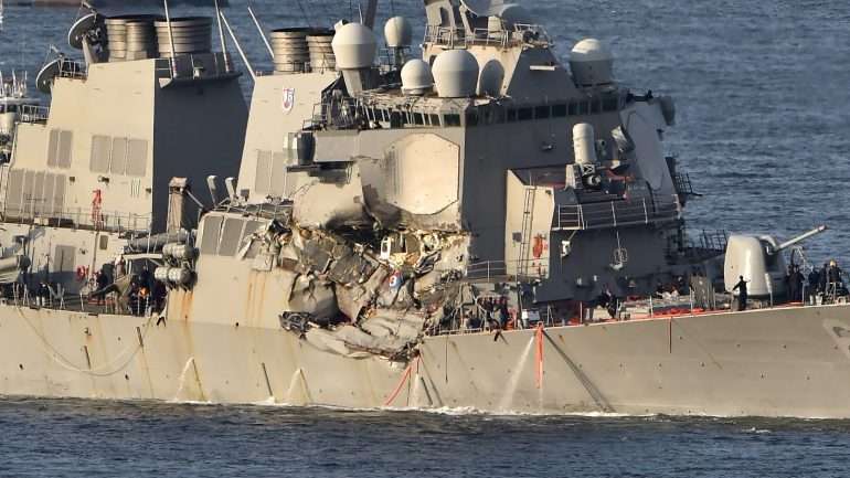 O USS Fitzgerald circulava a uma velocidade de três nós (5,6 quilómetros por hora) na altura do choque