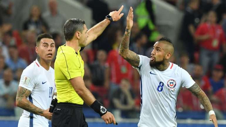 Vargas revira os olhos, Vidal pede ao árbitro para ver as imagens no estádio mas Skomina anulou mesmo o golo