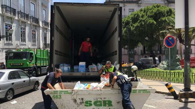 Um camião com alimentos irá sair do quartel do Largo do Barão de Quintela, em Lisboa, em direção a Pombal. De lá será feita a distribuição pelo concelho de Pedrógão Grande