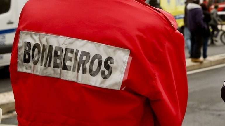 Fonte dos Bombeiros Voluntários de Oliveira de Azeméis confirmou à Lusa que não existiram feridos.