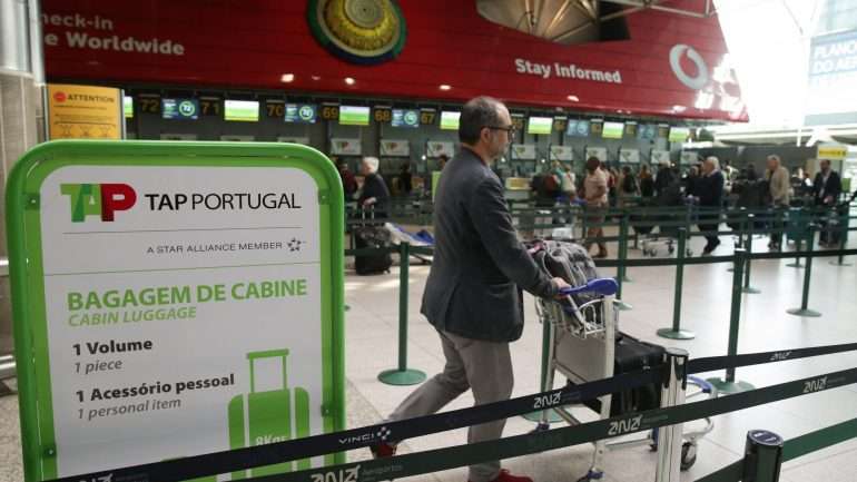 O protesto dos trabalhadores da Prosegur e da Securitas que garantem a segurança dos aeroportos tem como objetivo exigir a "contratação coletiva", "melhores condições de trabalho" e "uma carreira com dignidade"