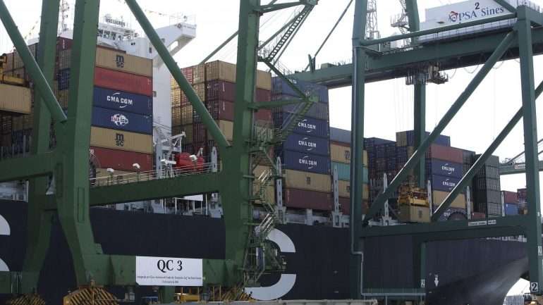 Em 2016 a balança comercial de Angola, incluindo ainda reimportações e reexportações, registou um saldo positivo de 2,779 biliões de kwanzas (15 mil milhões de euros), praticamente o dobro face ao resultado de 2015