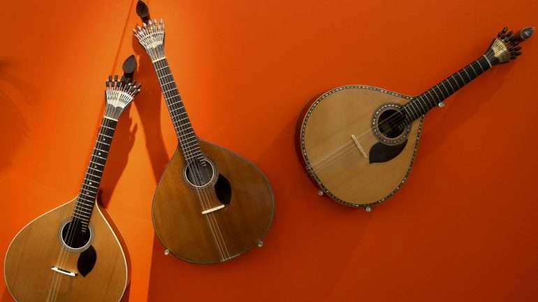 O festival Montepio Fado Cascais, a realizar num palco instalado na rua no centro da vila, nasceu da vontade de trazer à rua "as gargantas do povo, o trinado das guitarras", indica a organização