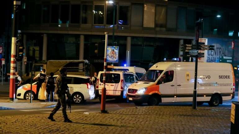A polícia montou um perímetro de segurança que se estende até à praça mais turística da cidade, a Grand Place