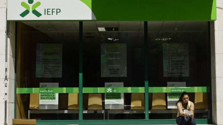 Os dados indicam que foi uma redução de 102.684 pessoas relativamente ao ano passado