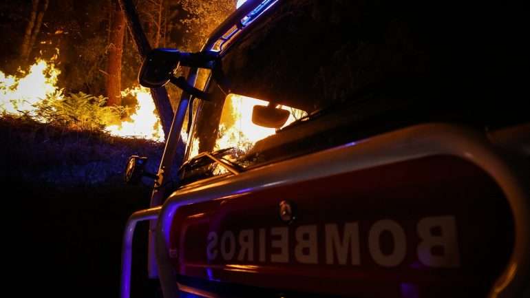 Bombeiros, GNR e Proteção Civil estiveram sem comunicações entre si entre a noite de sábado e a manhã de domingo, diz o jornal i
