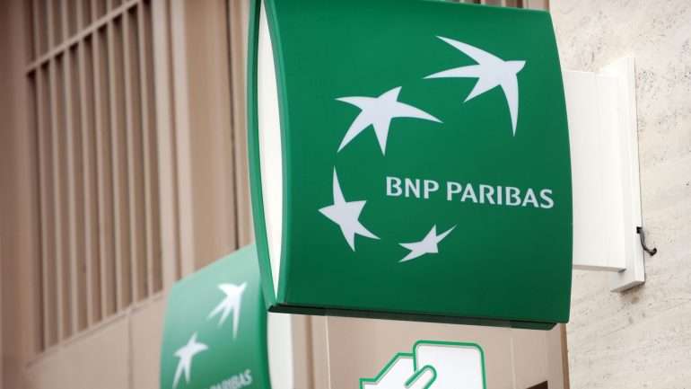 O banco é acusado de de ter permitido o "financiamento para a compra de 80 toneladas de armas, usadas para perpetrar o genocídio".