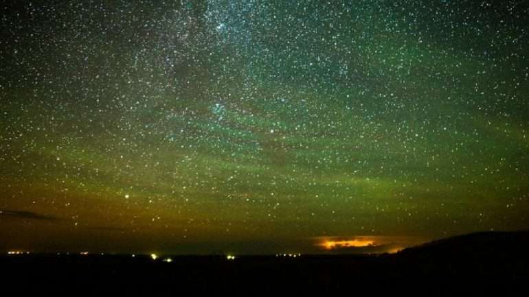 Os cientistas dizem que apesar de serem difíceis de serem vistos a olho nu, as noites brilhantes ainda podem ser vistas através de satélites