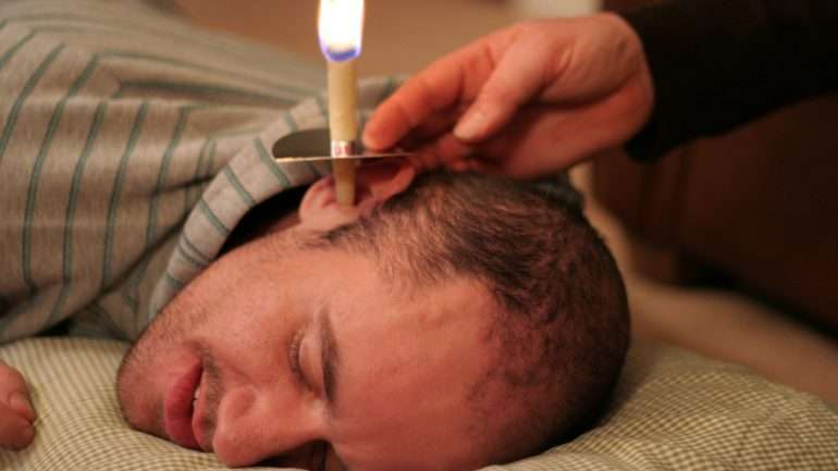 O tratamento com velas detox promete eliminar toxinas apenas acendendo uma vela. No final, mostra-se a vela cheia de grãos de impurezas no interior. Não se deixe enganar, é um fraude.
