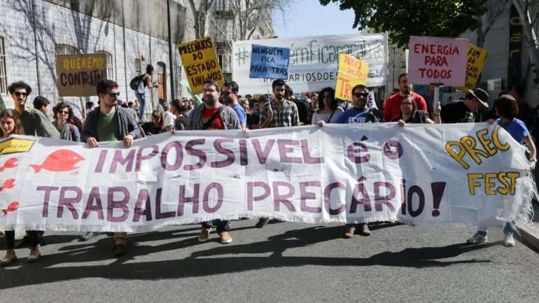 O programa de regularização extraordinária dos precários do Estado esteve esta manhã a ser discutido