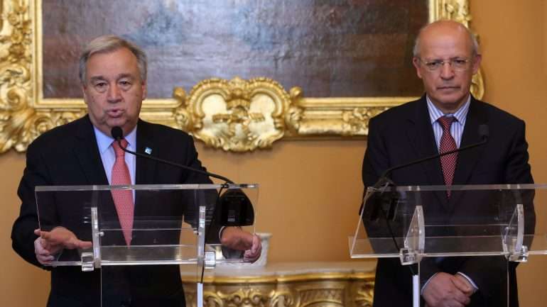 O chefe da diplomacia portuguesa assegurou que "as obrigações internacionais" a que Portugal está sujeito "foram e estão a ser cumpridas".