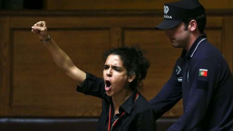 Em março de 2015, Ana Nicolau pediu a demissão de Passos Coelho nas galerias da Assembleia da República