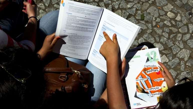 Alguns dos pais partilharam os seus testemunhos com o Observador