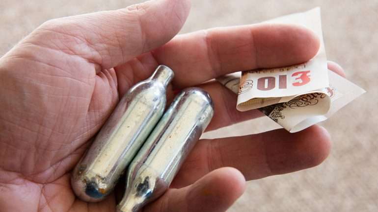 É uma substância legal. Assim sendo, a polícia só pôde deter os seus vendedores porque estes, além de gás do riso, também vendiam outras drogas ilícitas, como comprimidos de ecstasy.