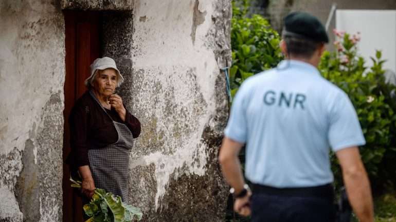 O detido é suspeito da eventual prática dos crimes de tentativa de homicídio qualificado, de detenção de arma proibida e de violência doméstica