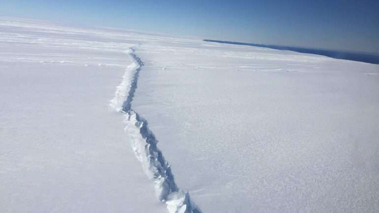 Larsen C merece a atenção especial dos cientistas devido ao seu enorme tamanho, que representa riscos para os navios que navegam pelas rotas marítimas.