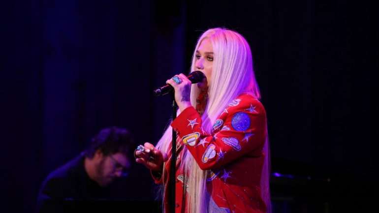 O último álbum da cantora, "Warrior", saiu em 2012 e o último single em 2013