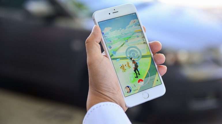 A aplicação integra tecnologias de realidade virtual, nomeadamente através da câmara do smartphone
