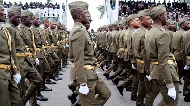 Angola investe 10 milhões em fábrica militar – Observador