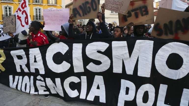 &quot;Os meus colegas estavam na rua e viram o jovem ser levado e foram lá saber o que é que se passava&quot;, recordou Isabel Monteiro