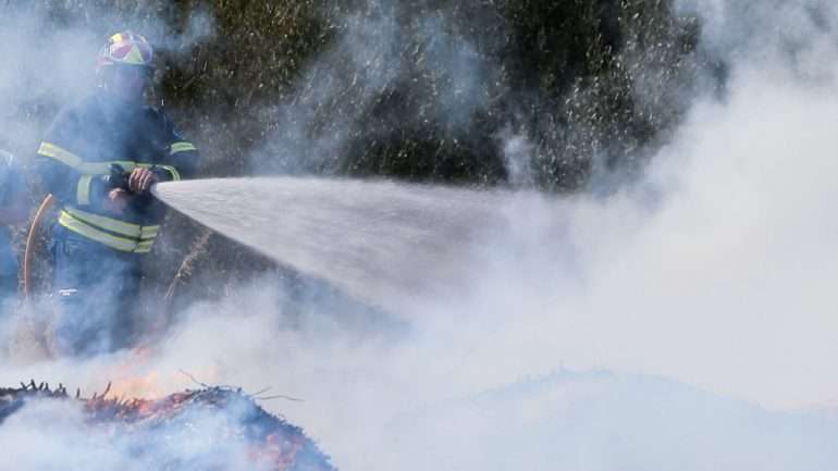 No local estão 107 bombeiros de várias corporações de Lisboa, da região do Oeste e do norte do distrito de Leiria, apoiadas por 26 viaturas e dois meios aéreos